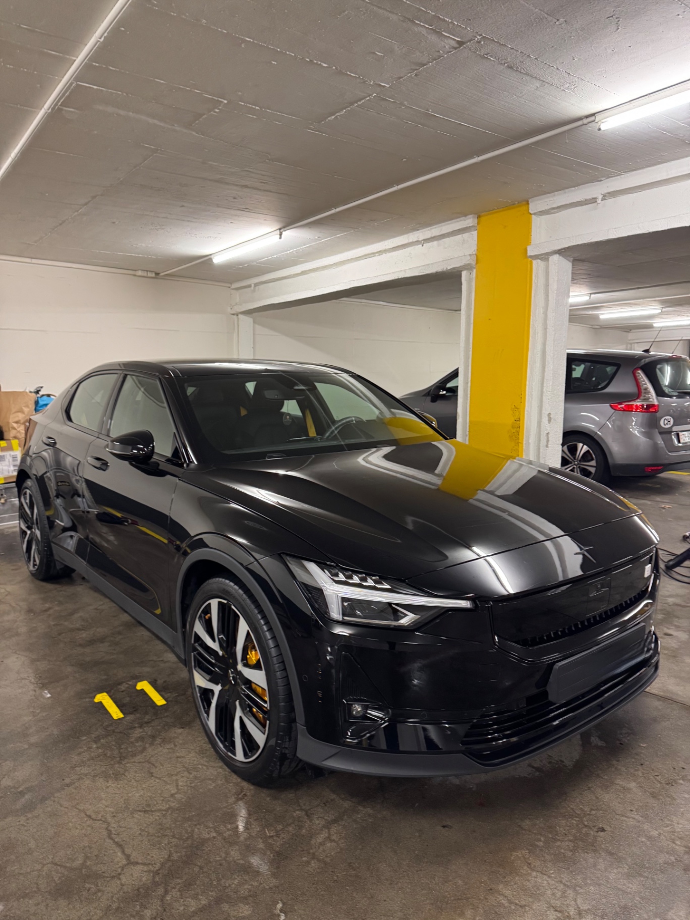 Schwarzer Polestar 2 nach der Aussenaufbereitung in Zürich