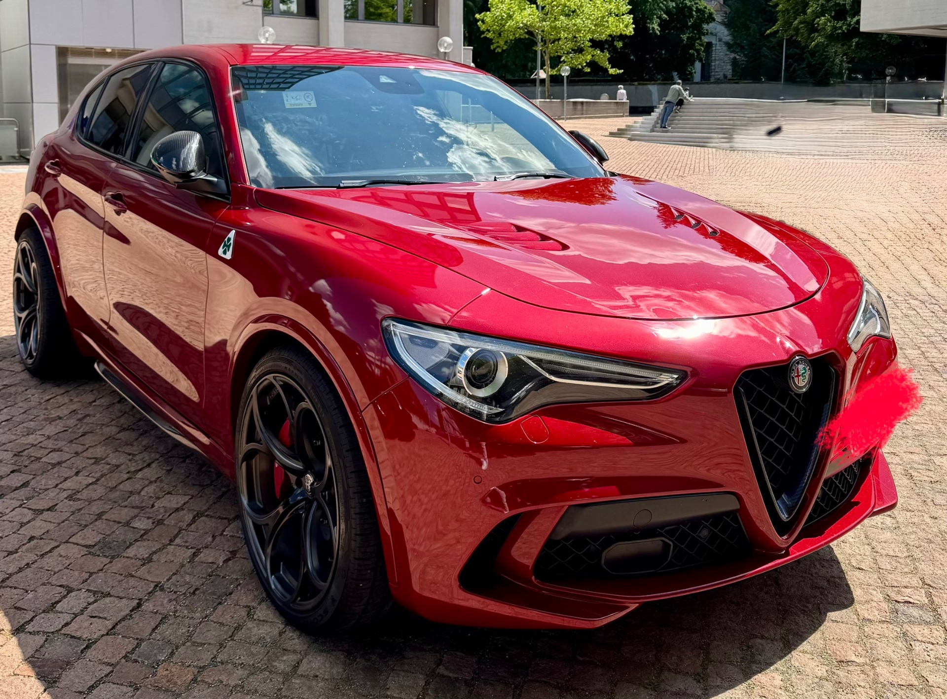 Roter Alfa Romeo Stelvio Quadrifoglio mit glänzendem Lack