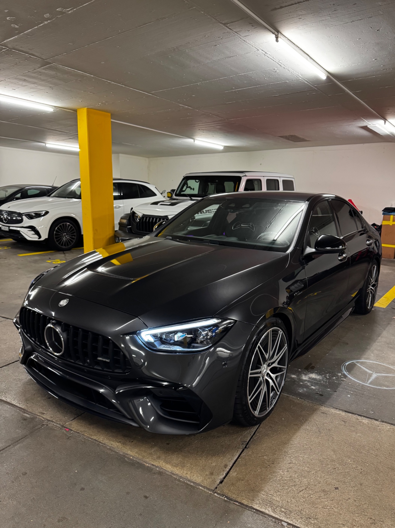 Schwarzer Mercedes-AMG C 63 S in der Front-Schrägansicht nach der Aufbereitung