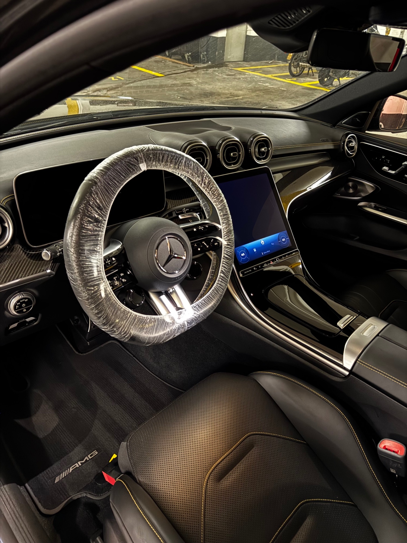 Mercedes-AMG C 63 S Cockpit mit Lenkradschutz nach der Innenraumaufbereitung