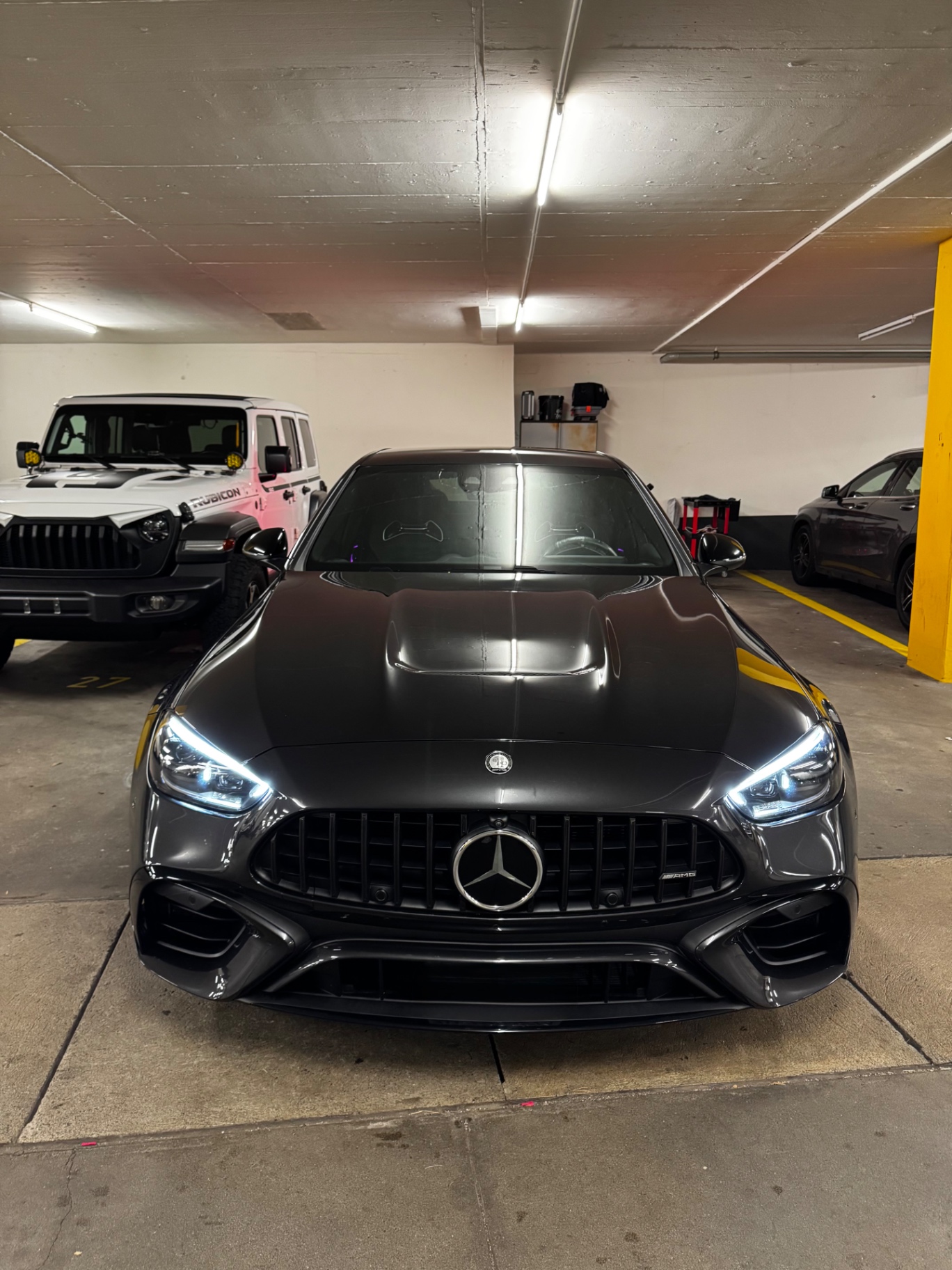 Mercedes-AMG C 63 S Frontansicht nach der Aufbereitung in der Tiefgarage