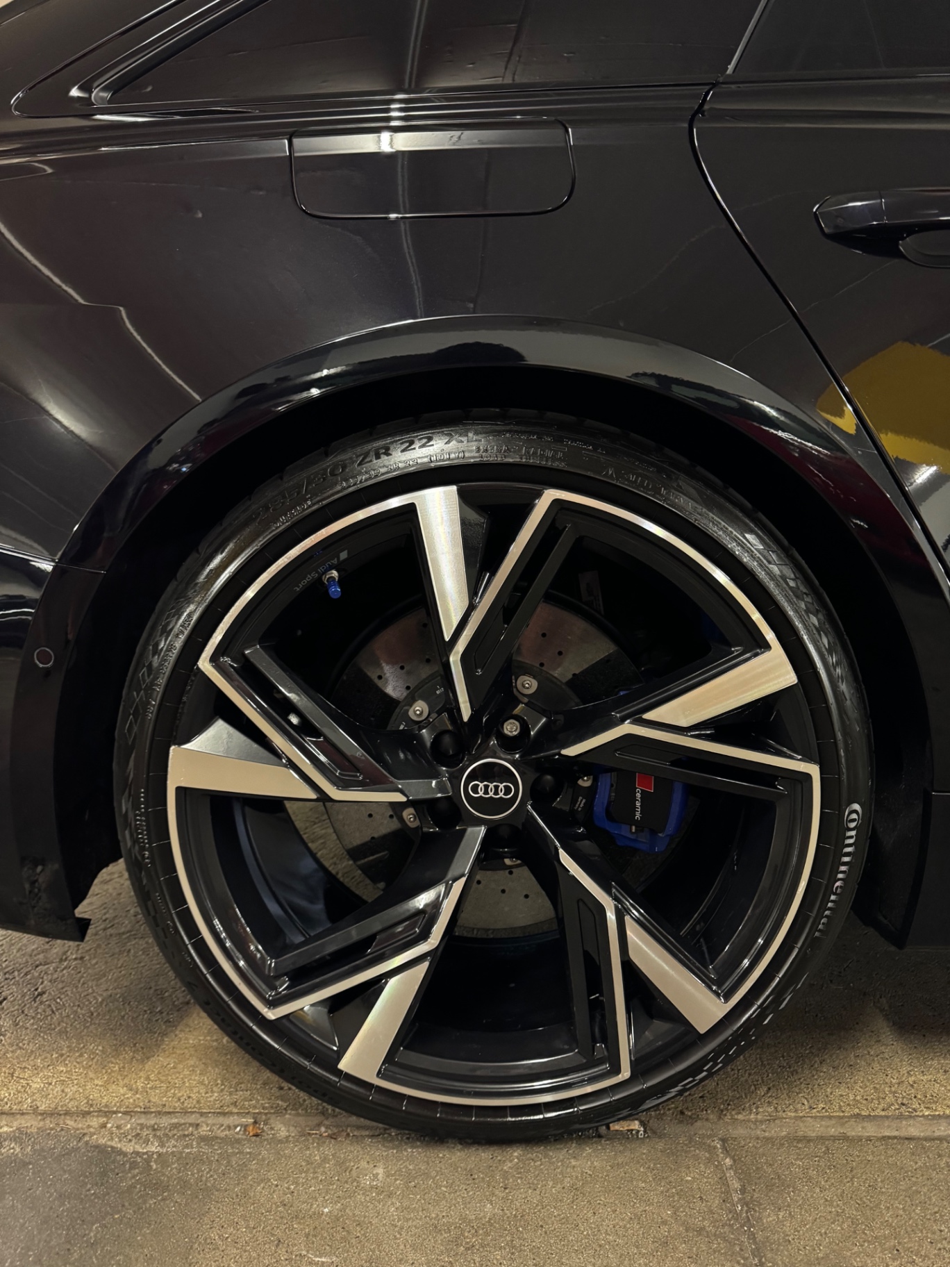 Gereinigte Audi Sport Felge mit Keramikbremse