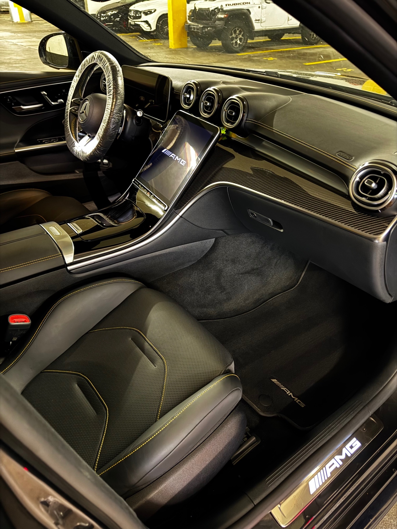 Mercedes-AMG C 63 S Innenraum mit Carbon-Elementen und AMG Fussmatte