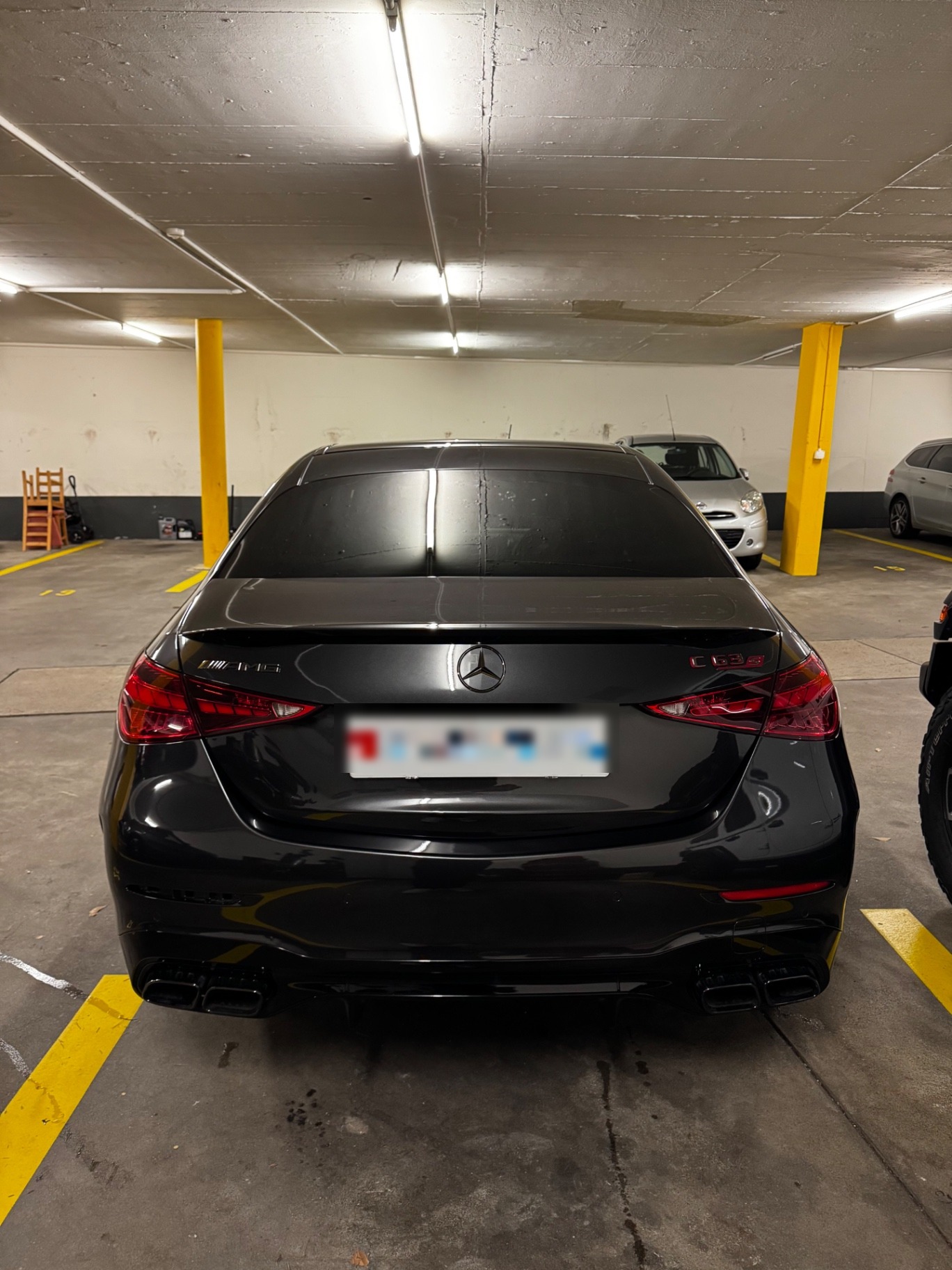 Mercedes-AMG C 63 S Heckansicht mit glänzendem schwarzen Lack