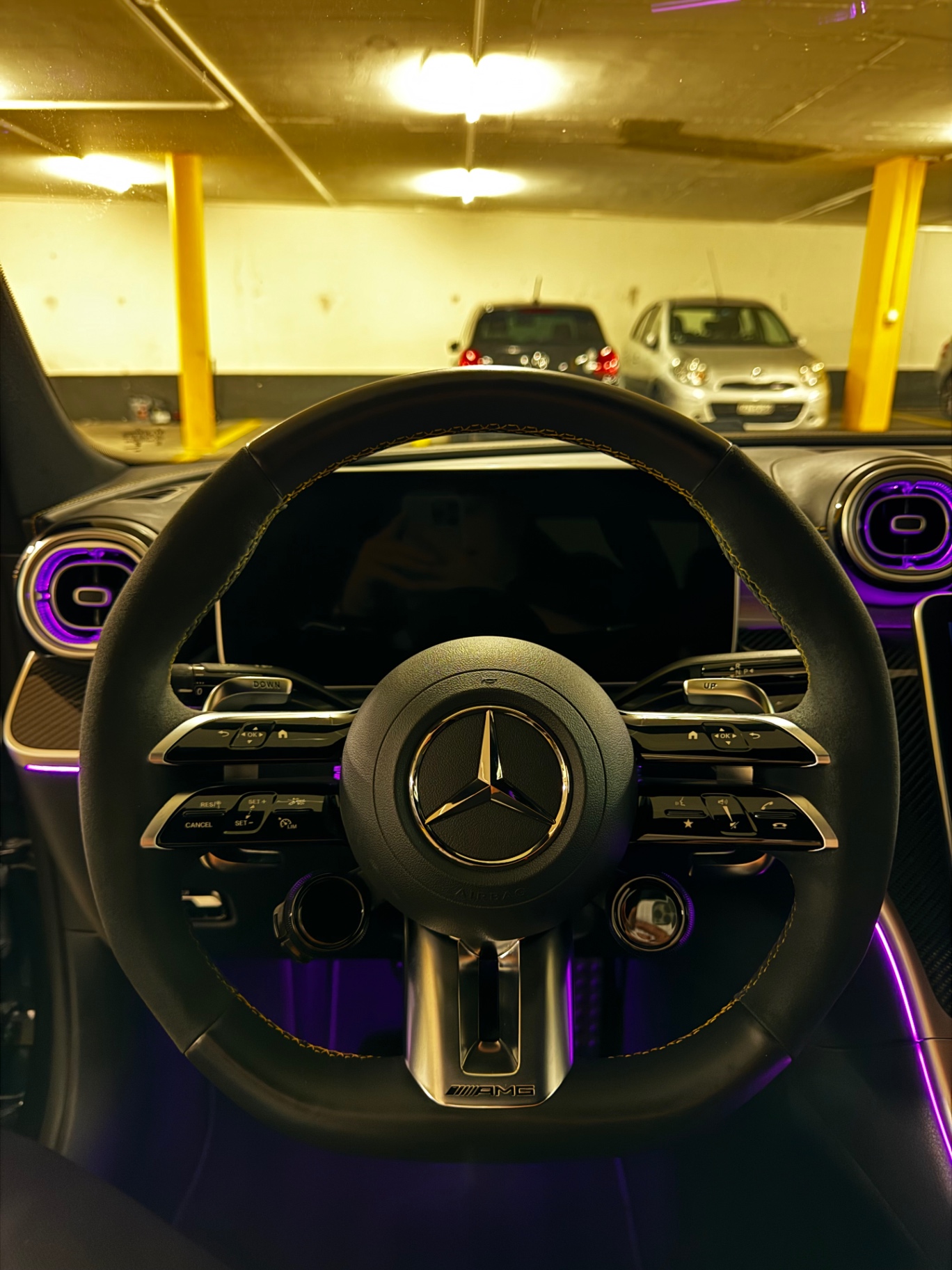 Mercedes-AMG Lenkrad mit Ambientebeleuchtung nach der Innenraumaufbereitung