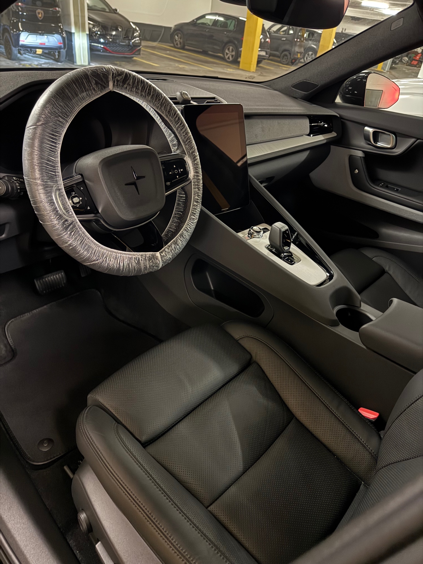 Polestar 2 Innenraum nach der Innenraumaufbereitung mit Lenkradschutz