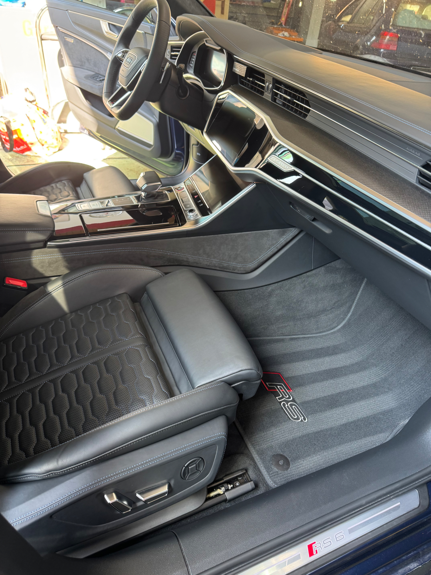 Detailaufnahme eines aufbereiteten Audi RS6 Innenraums