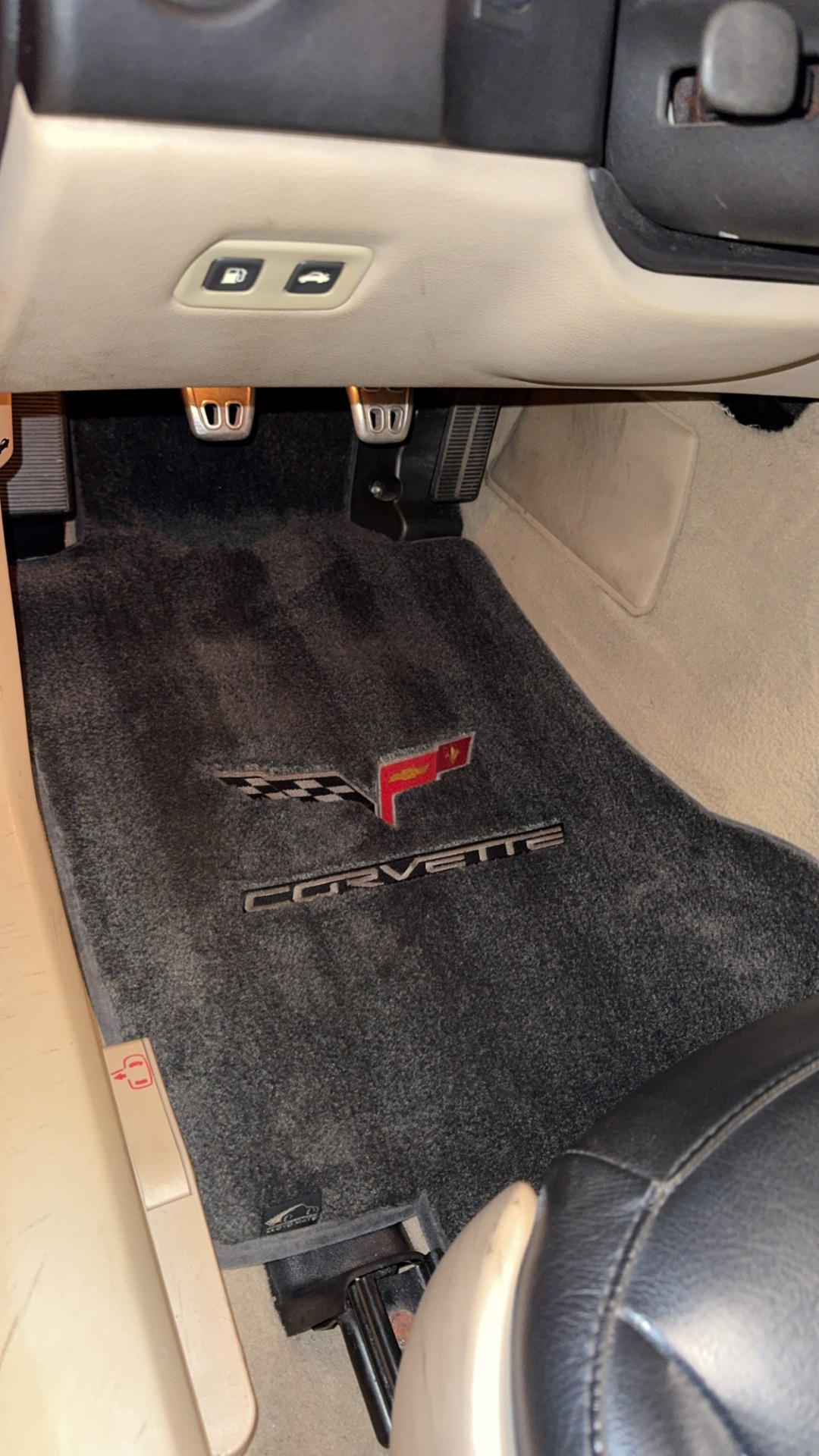 Corvette Fussmatte und Fussraum nach der Reinigung