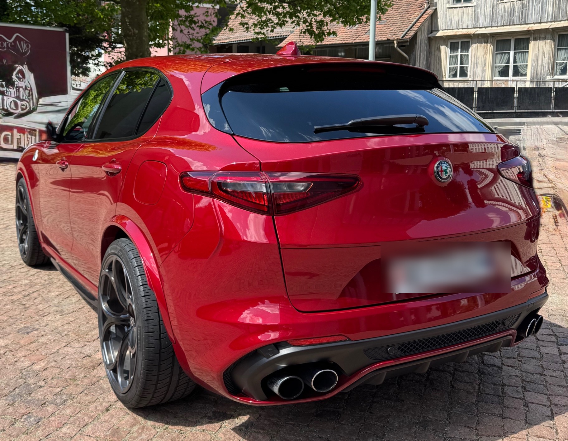Roter Alfa Romeo Stelvio Quadrifoglio von hinten nach der Aufbereitung