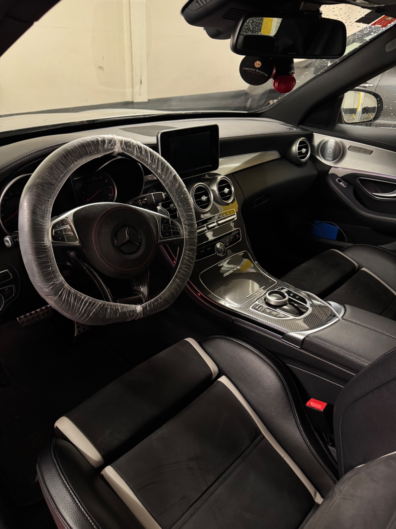 Mercedes-AMG C-Klasse Innenraum nach der Aufbereitung mit Limitless Detailing Duftbaum