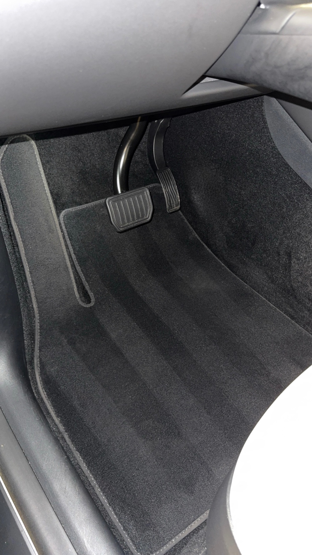 Tiefengereinigter Tesla Fussraum mit gereinigter Fussmatte
