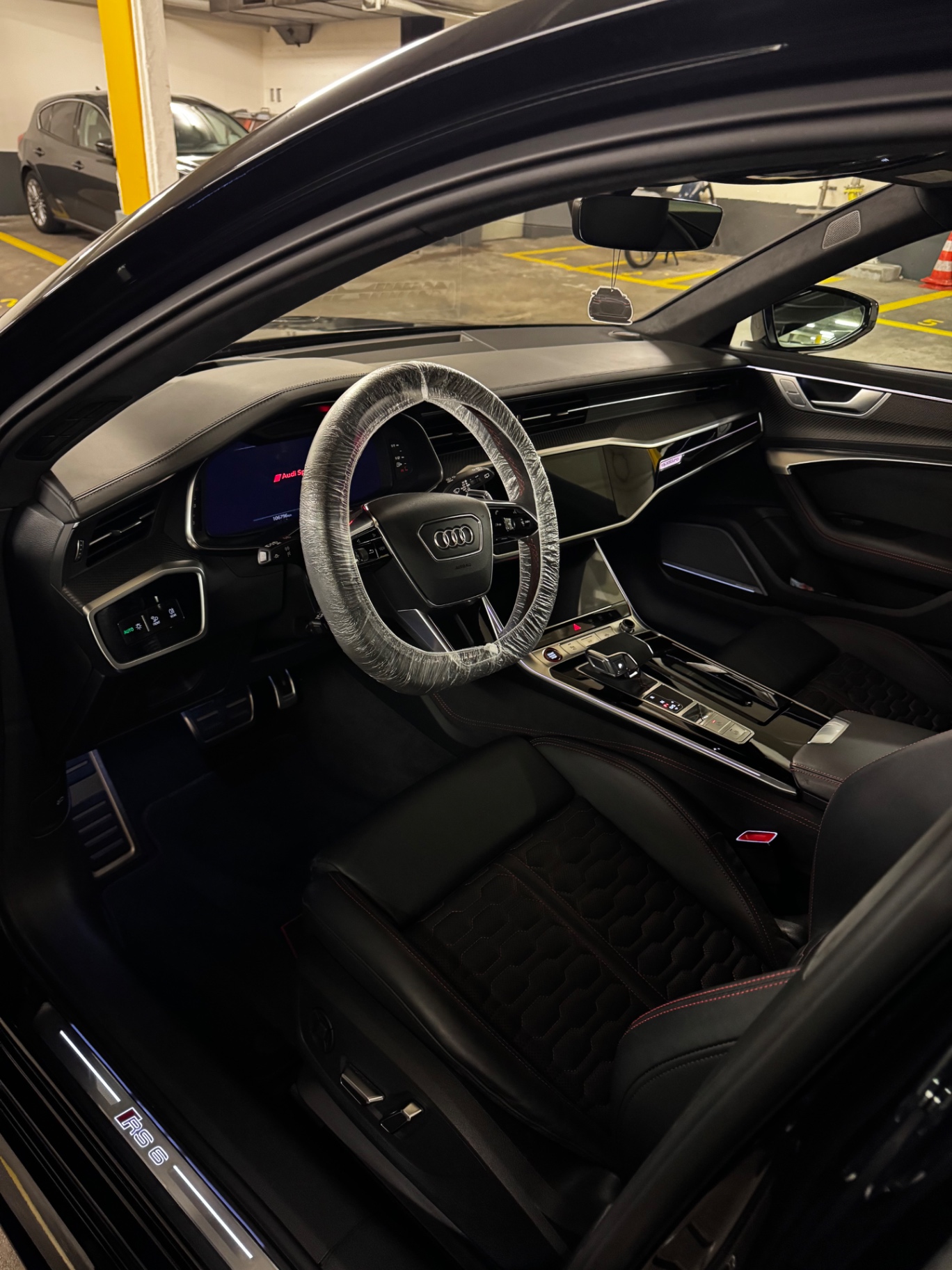 Aufbereiteter Innenraum eines Audi RS6 mit Lenkradschutz