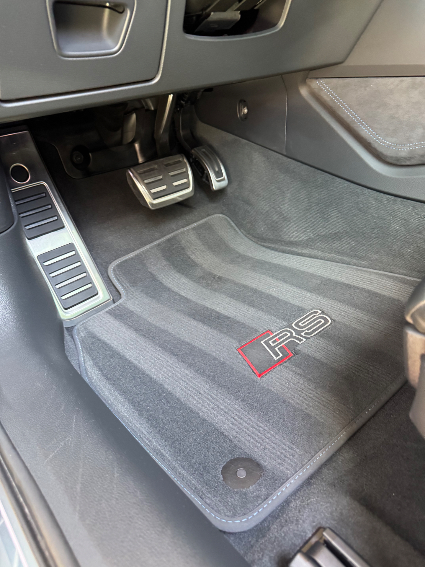 Tiefengereinigte RS Fussmatte im Audi RS6 Fussraum