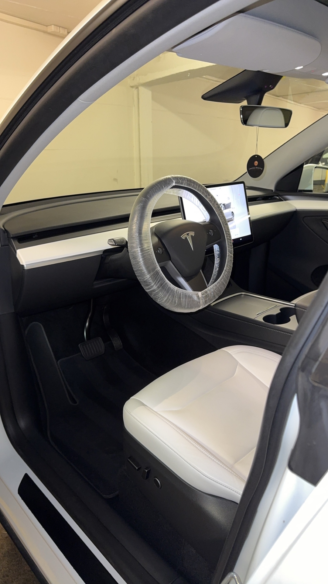 Tesla Model 3 Innenraum mit weissen Ledersitzen nach der Reinigung