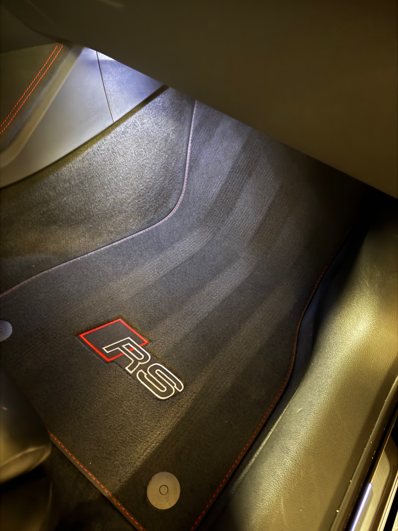 Tiefengereinigte RS Fussmatte im Audi Fussraum