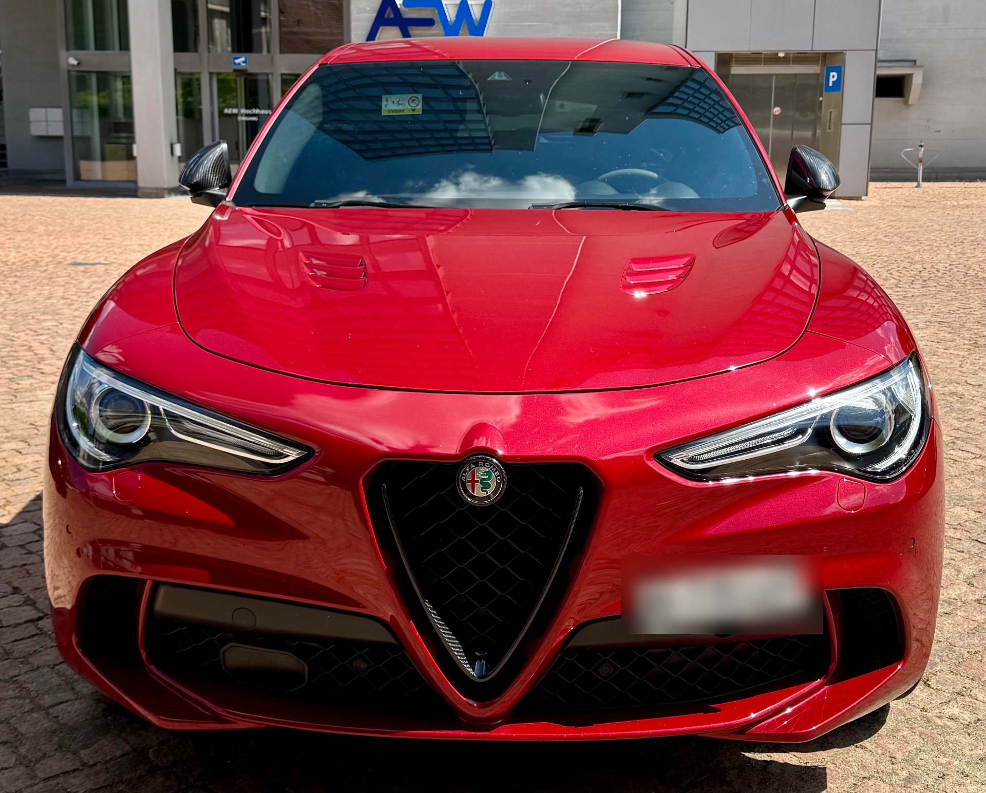 Roter Alfa Romeo Stelvio Quadrifoglio nach der Aussenaufbereitung, Frontansicht